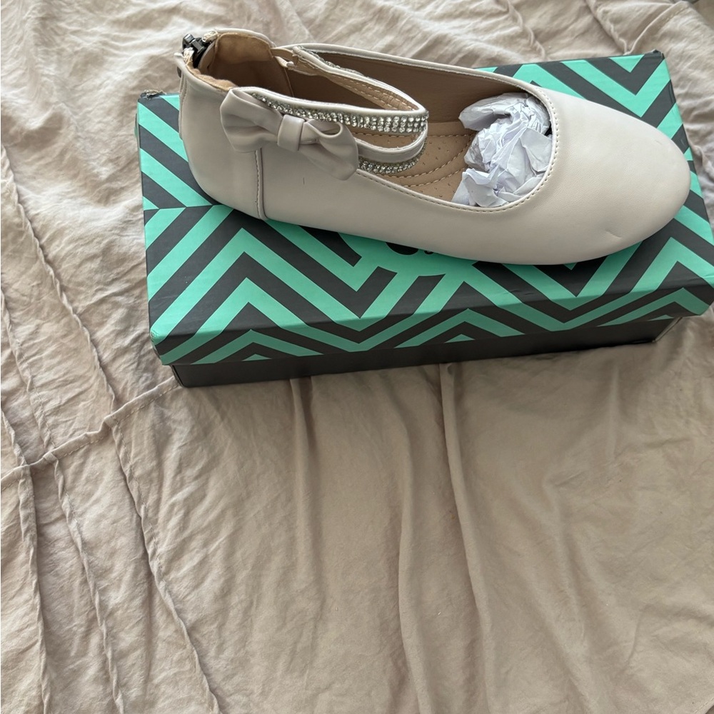 Elegant Cream Ballet Flats with Bow Accent
